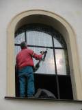 Instalace obnovených vitráží